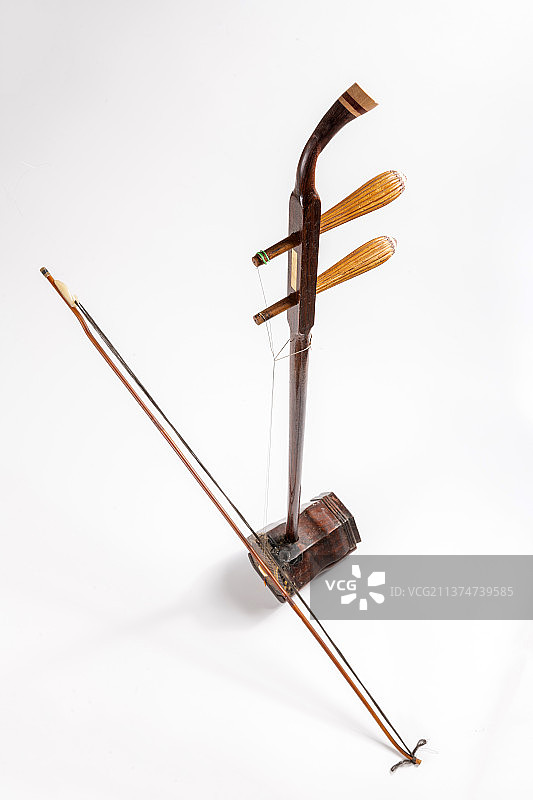 一把二胡盖碗茶摆放在白色背景上特写图片素材