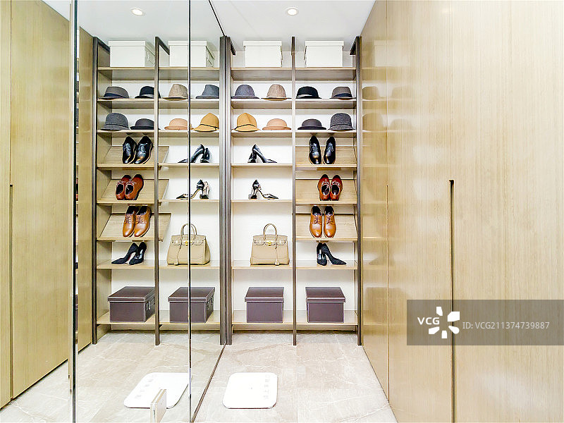 不同室内装修设计的衣帽间图片素材