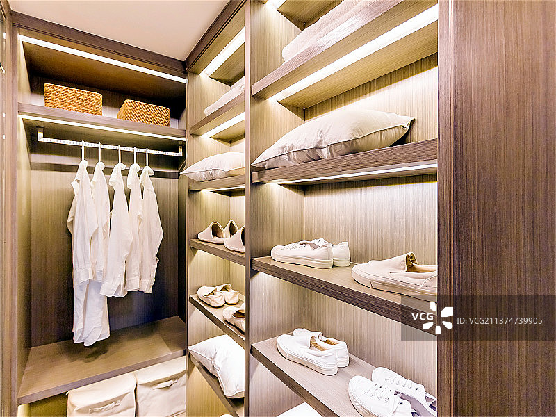 不同室内装修设计的衣帽间图片素材