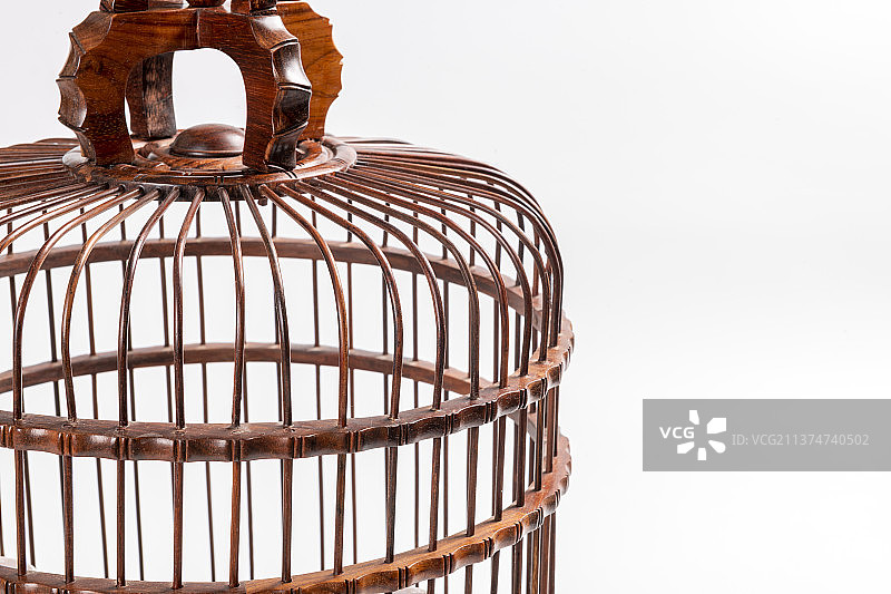 红木鸟笼折扇盖碗茶文玩核桃摆放在白色背景上特写图片素材