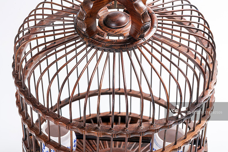 红木鸟笼折扇盖碗茶文玩核桃摆放在白色背景上特写图片素材