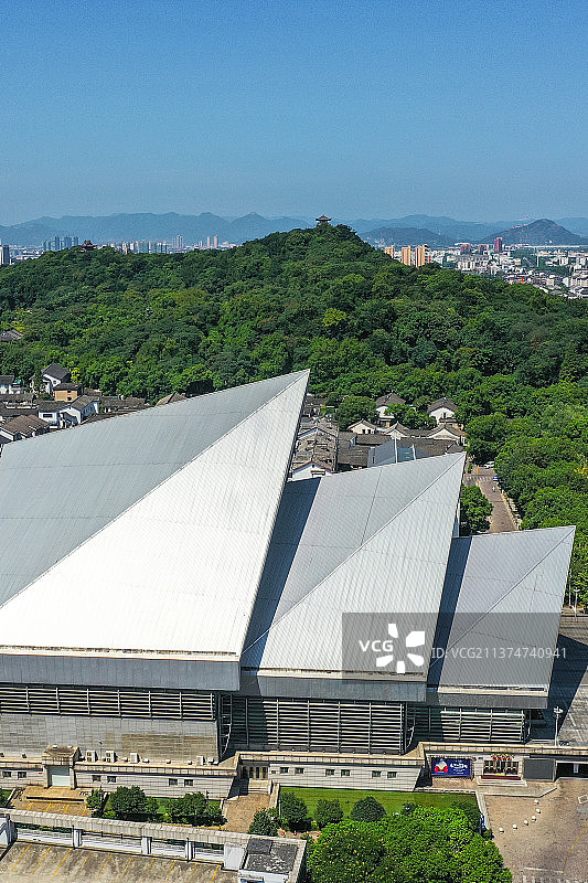大剧院和府山公园+浙江省绍兴市越城区绍兴大剧院-竖幅图片素材