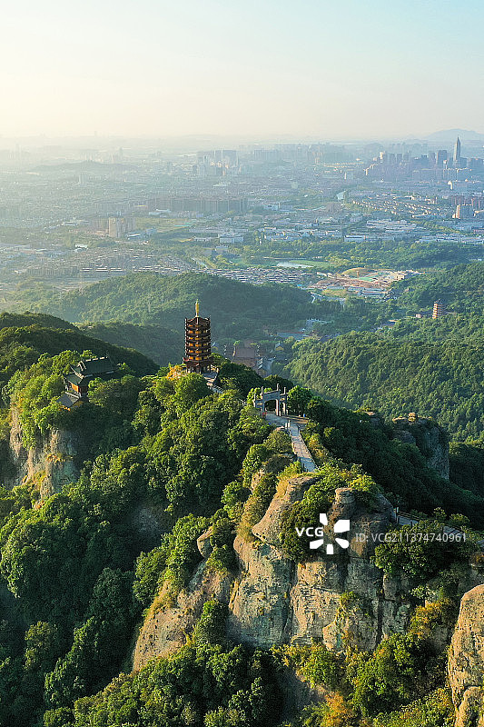 极目远眺+浙江省绍兴市越城区会稽山旅游度假区-竖幅图片素材