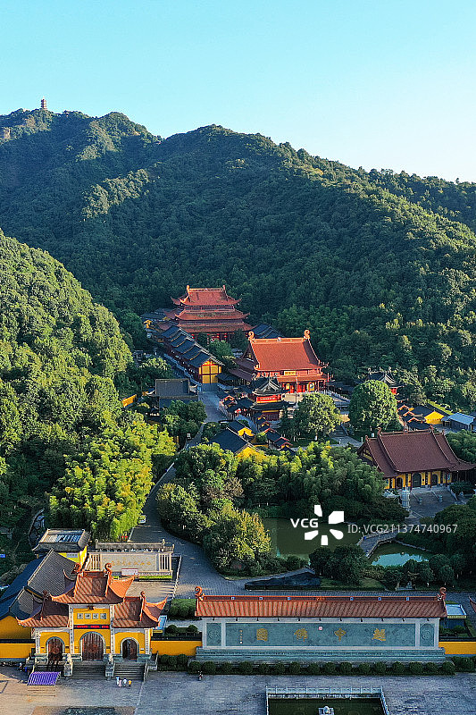 炉峰禅寺+浙江省绍兴市越城区会稽山旅游度假区-竖幅图片素材