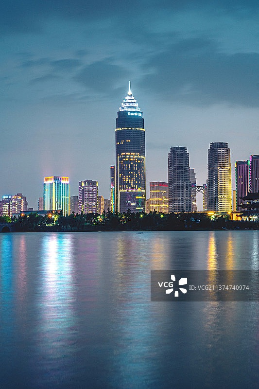 绍兴CBD夜景+浙江省绍兴市越城区迪荡湖公园-竖幅图片素材