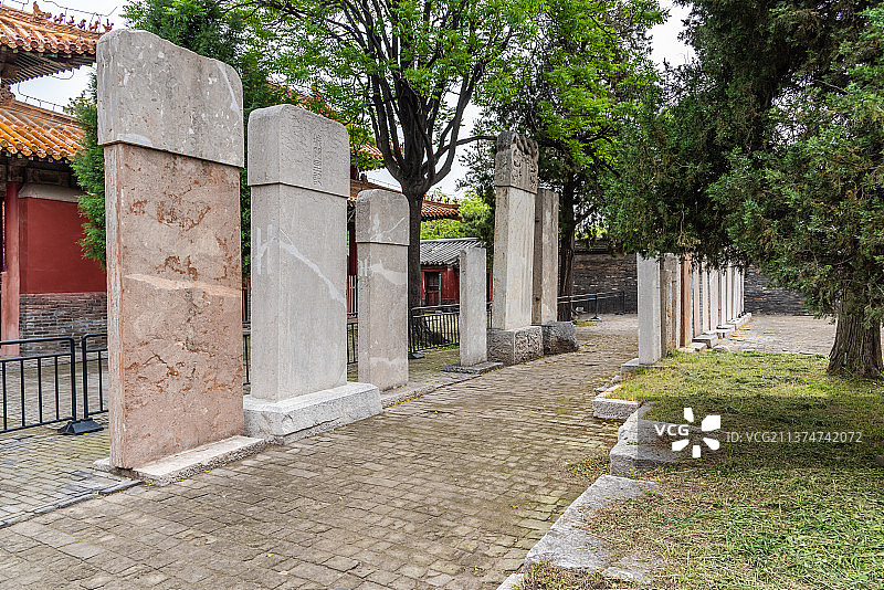 中国山东曲阜孔庙的十三碑亭和碑林图片素材