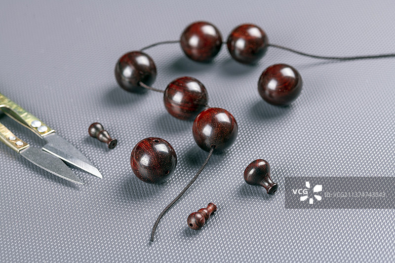 穿手串特写灰色背景图片素材