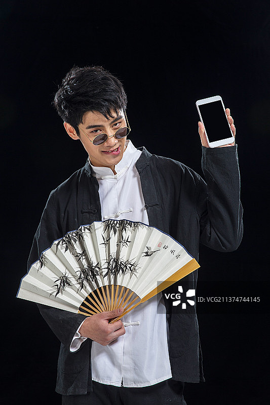 戴墨镜的青年男人图片素材