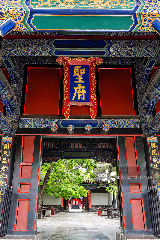 中国山东曲阜孔府大门的圣府牌匾图片素材