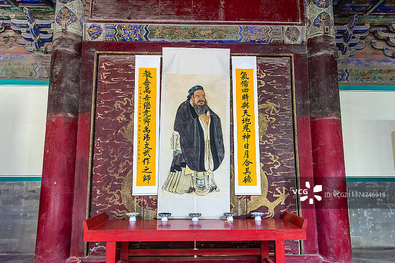 中国山东曲阜孔府的孔子画像图片素材