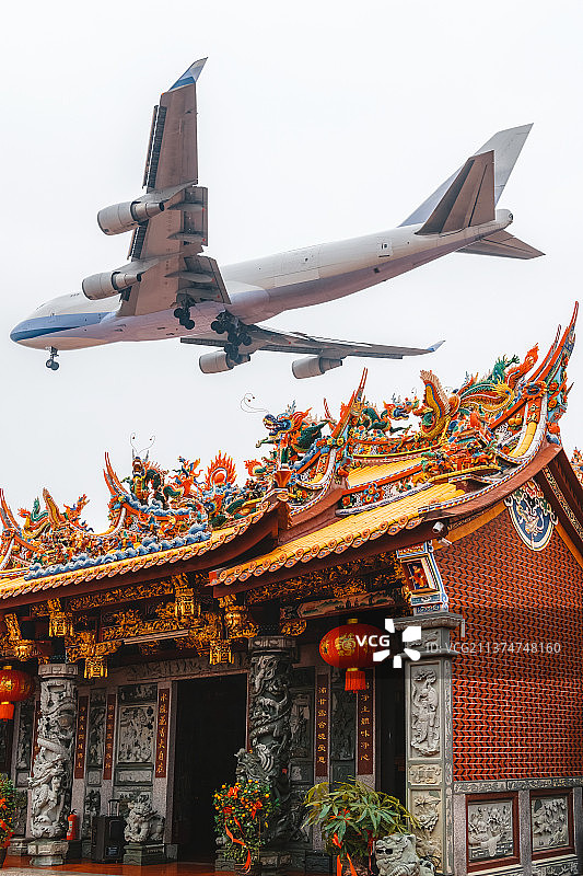 福建厦门清水宫寺庙视角上空的飞机图片素材