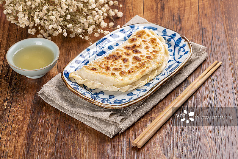 一盘素合子摆放在木桌面上特写图片素材