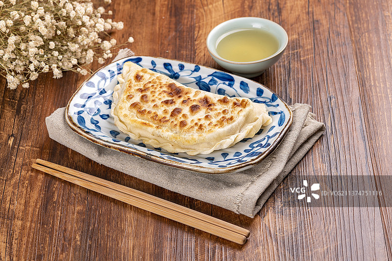 一盘素合子摆放在木桌面上特写图片素材