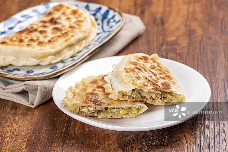 一盘素合子摆放在木桌面上特写图片素材