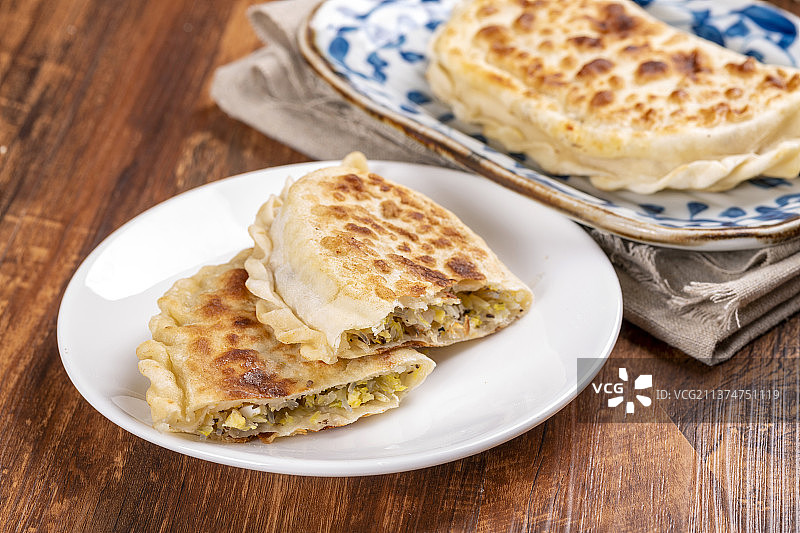 一盘素合子摆放在木桌面上特写图片素材