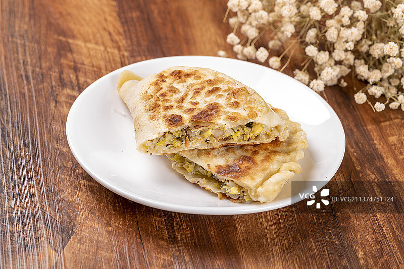 一盘素合子摆放在木桌面上特写图片素材