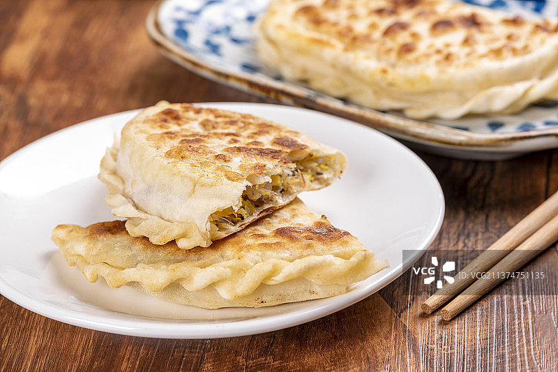 一盘素合子摆放在木桌面上特写图片素材