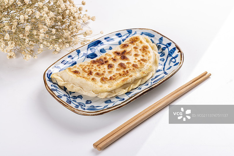 一盘素合子摆放在木桌面上特写图片素材