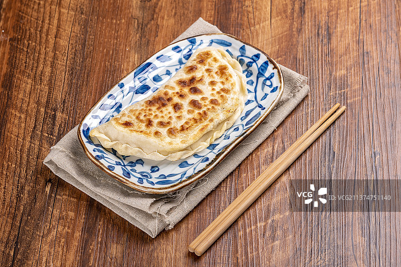 一盘素合子摆放在木桌面上特写图片素材