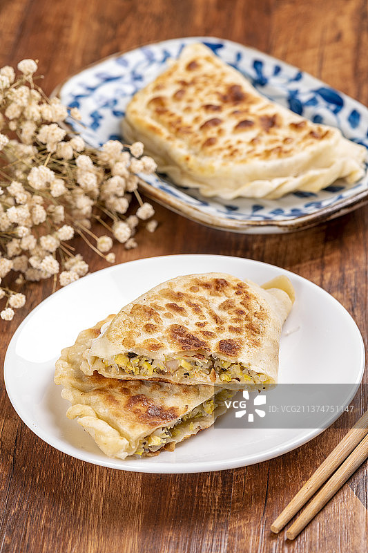 一盘素合子摆放在木桌面上特写图片素材