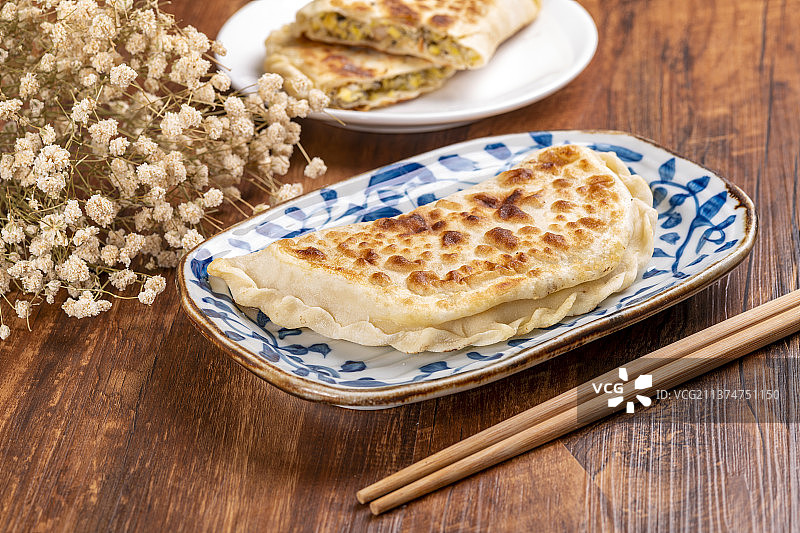 一盘素合子摆放在木桌面上特写图片素材