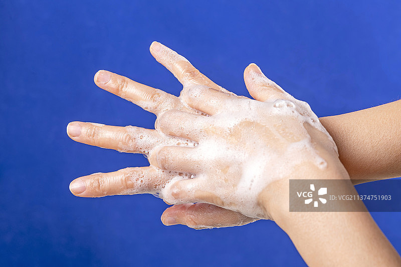 标准规范的洗手动作示特写意蓝色背景图片素材
