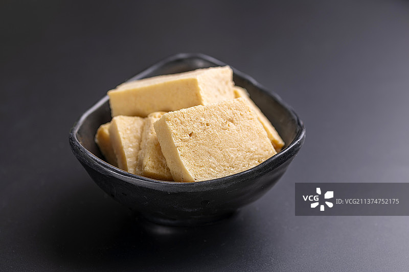 一盘火锅食材冻豆腐特写黑色背景图片素材