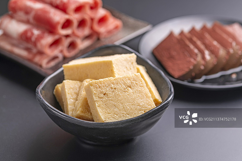 一盘火锅食材冻豆腐特写黑色背景图片素材
