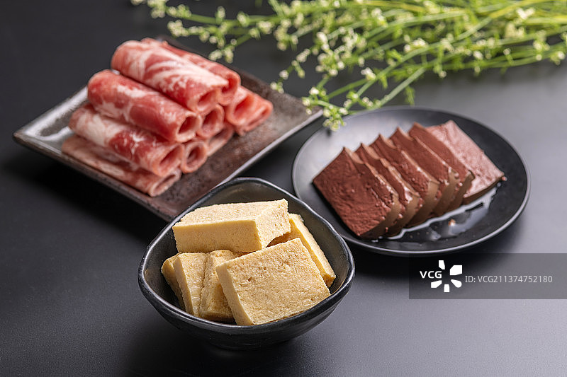 一盘火锅食材冻豆腐特写黑色背景图片素材