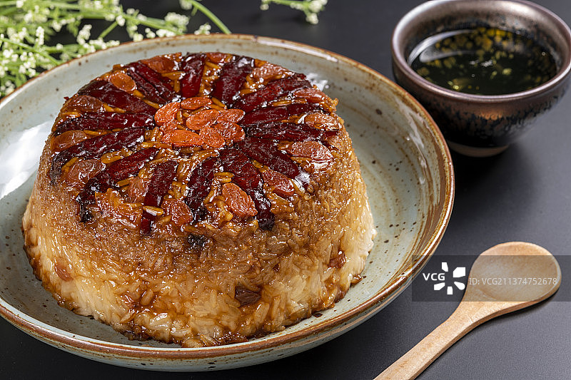 一盘营养滋补的八宝饭特写黑色背景图片素材