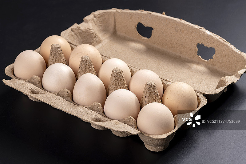 一纸盒鸡蛋与一簸箕鸡蛋特写图片素材