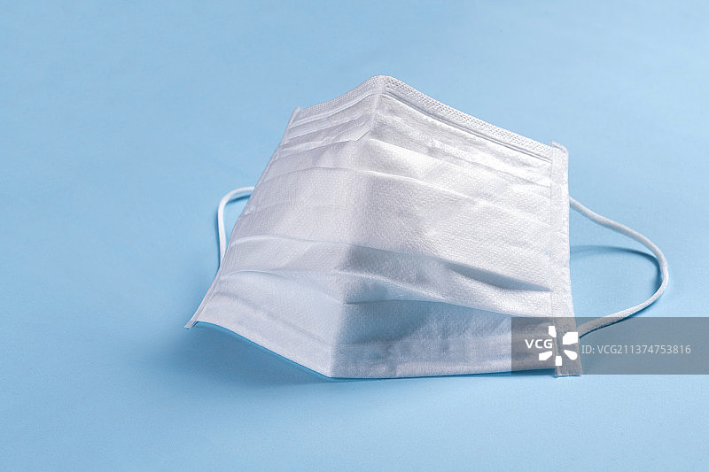 一次性医用外科口罩注射器体温表特写卫生防疫概念图片素材