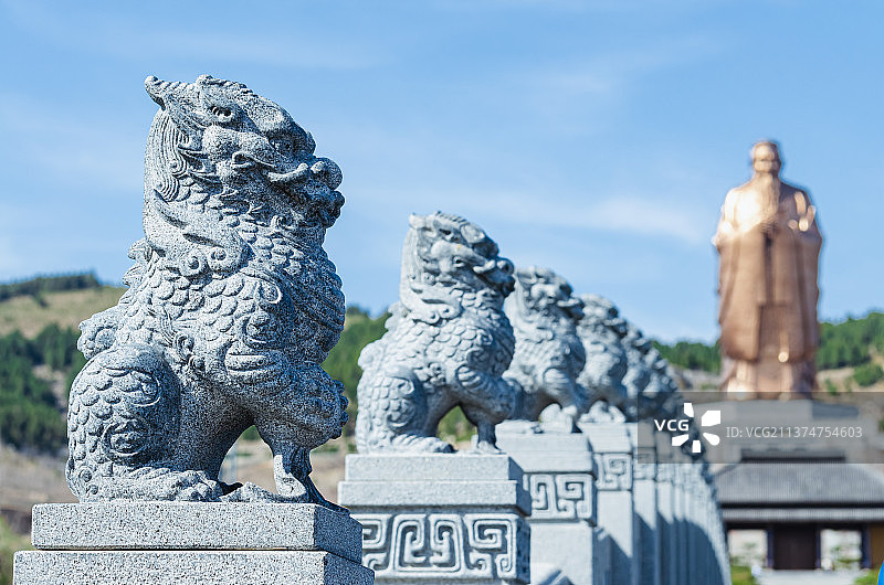 中国国内著名旅游景点摄影主题，山东省济宁市孔子的故乡尼山圣境景区，孔夫子雕塑和石狮子古老石桥图片素材
