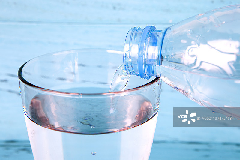 往玻璃杯中倒水图片素材