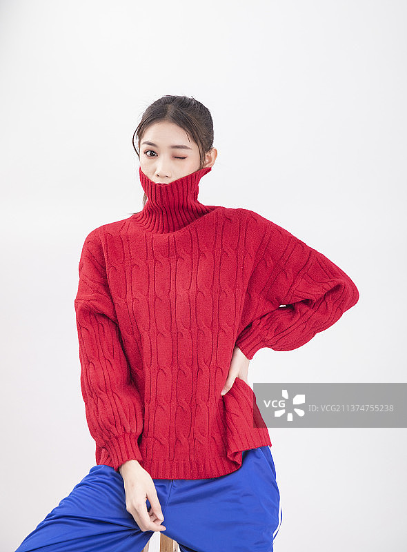 穿着红色毛衣的年轻女性图片素材