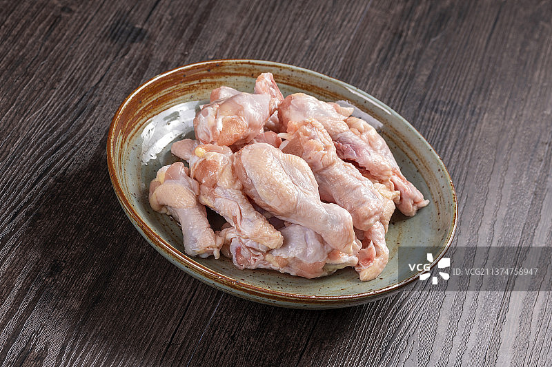 一盘新鲜鸡肉食材鸡翅根特写图片素材