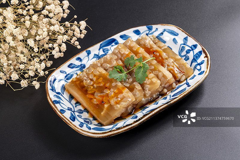 一盘猪肉皮冻与酒杯筷子特写图片素材