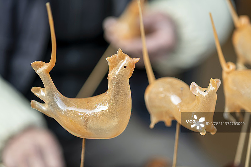 中国传统手艺非遗项目吹糖人特写图片素材