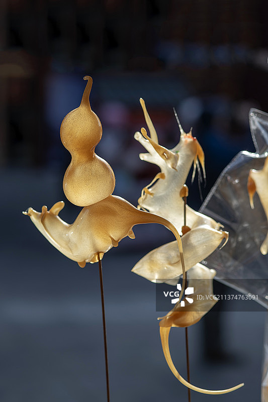 中国传统手艺非遗项目吹糖人特写图片素材