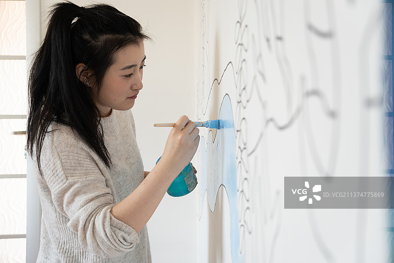 一个女人画画图片素材