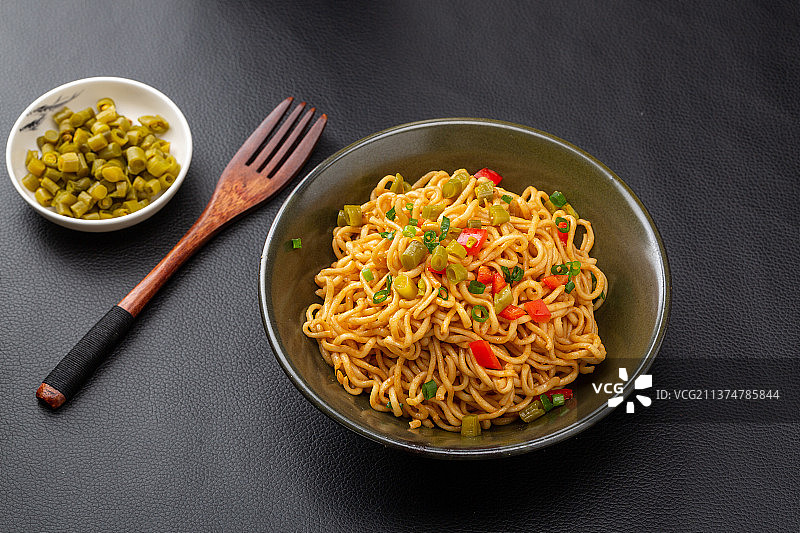 一份泡制好的方便热干面图片素材