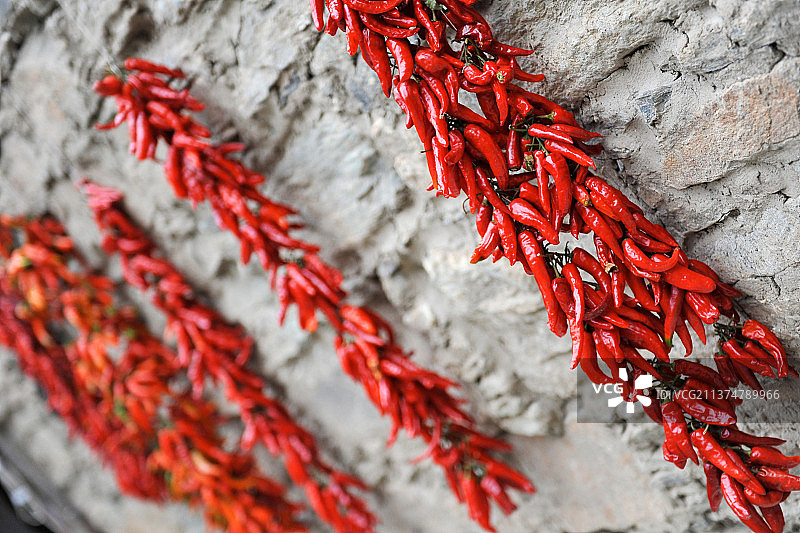 悬挂在户外的红辣椒特写图片素材
