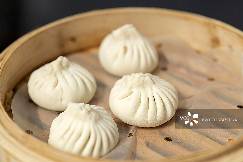 一位厨师正在包包子特写图片素材