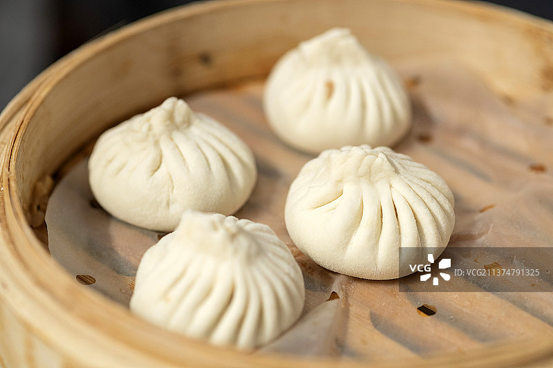 一位厨师正在包包子特写图片素材