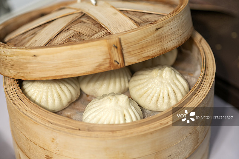 一位厨师正在包包子特写图片素材