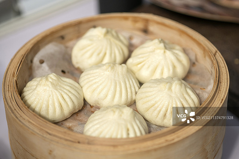 一位厨师正在包包子特写图片素材