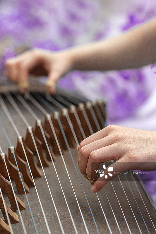 演奏者正在弹古筝特写传统民乐器古筝图片素材