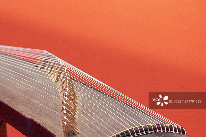 演奏者正在弹古筝特写传统民乐器古筝图片素材