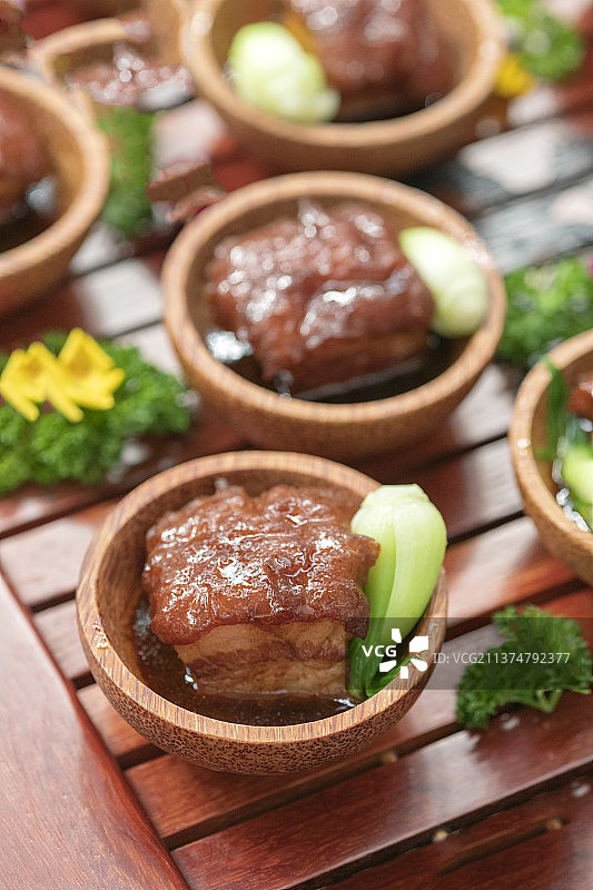 红烧肉特写木桌面背景图片素材