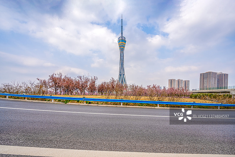 以中国河南郑州中原福塔为背景的城市道路图片素材